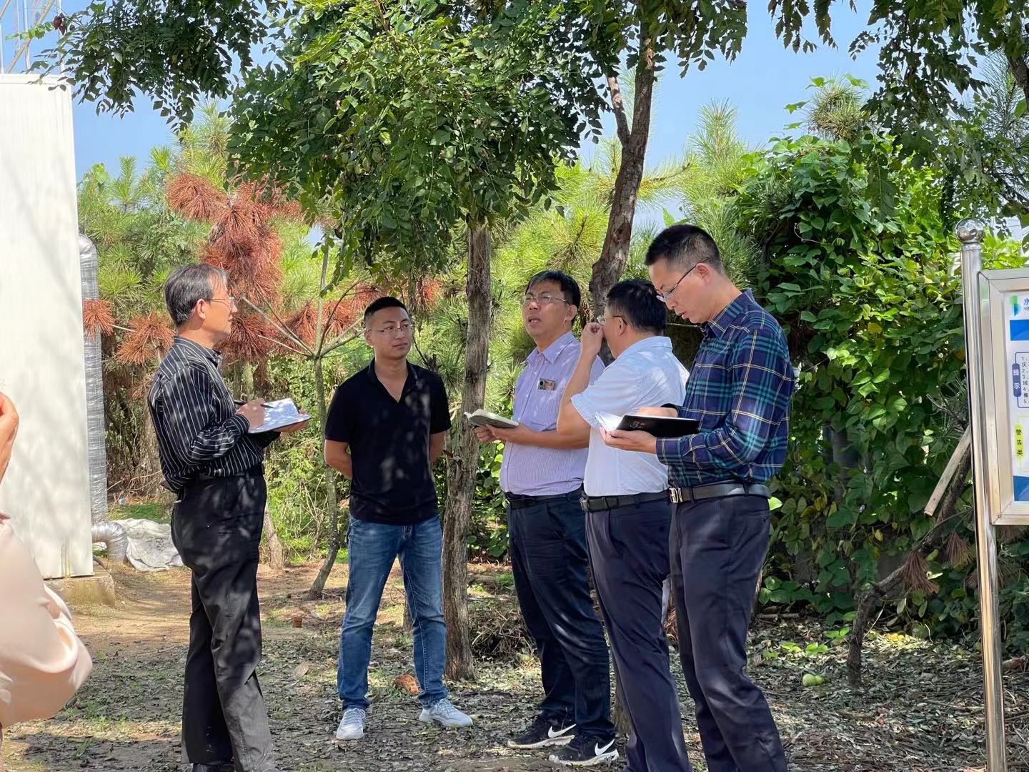 2021.9.29 山東省鄉(xiāng)村生態(tài)振興工作專班調(diào)查組到平陰水務(wù)社區(qū)污水處理站檢查.jpg