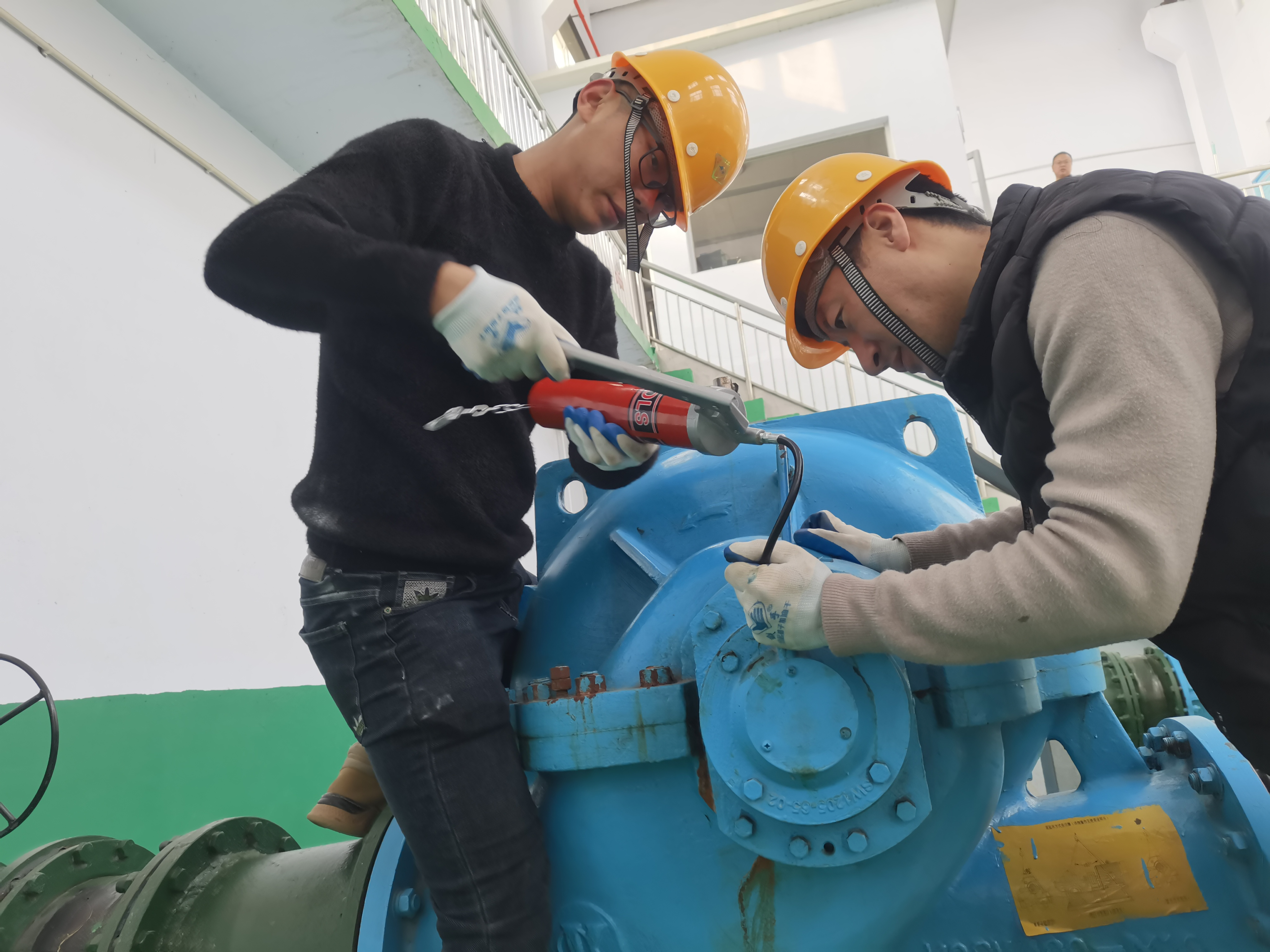 工作人員為水泵機(jī)組加潤(rùn)滑油.jpg