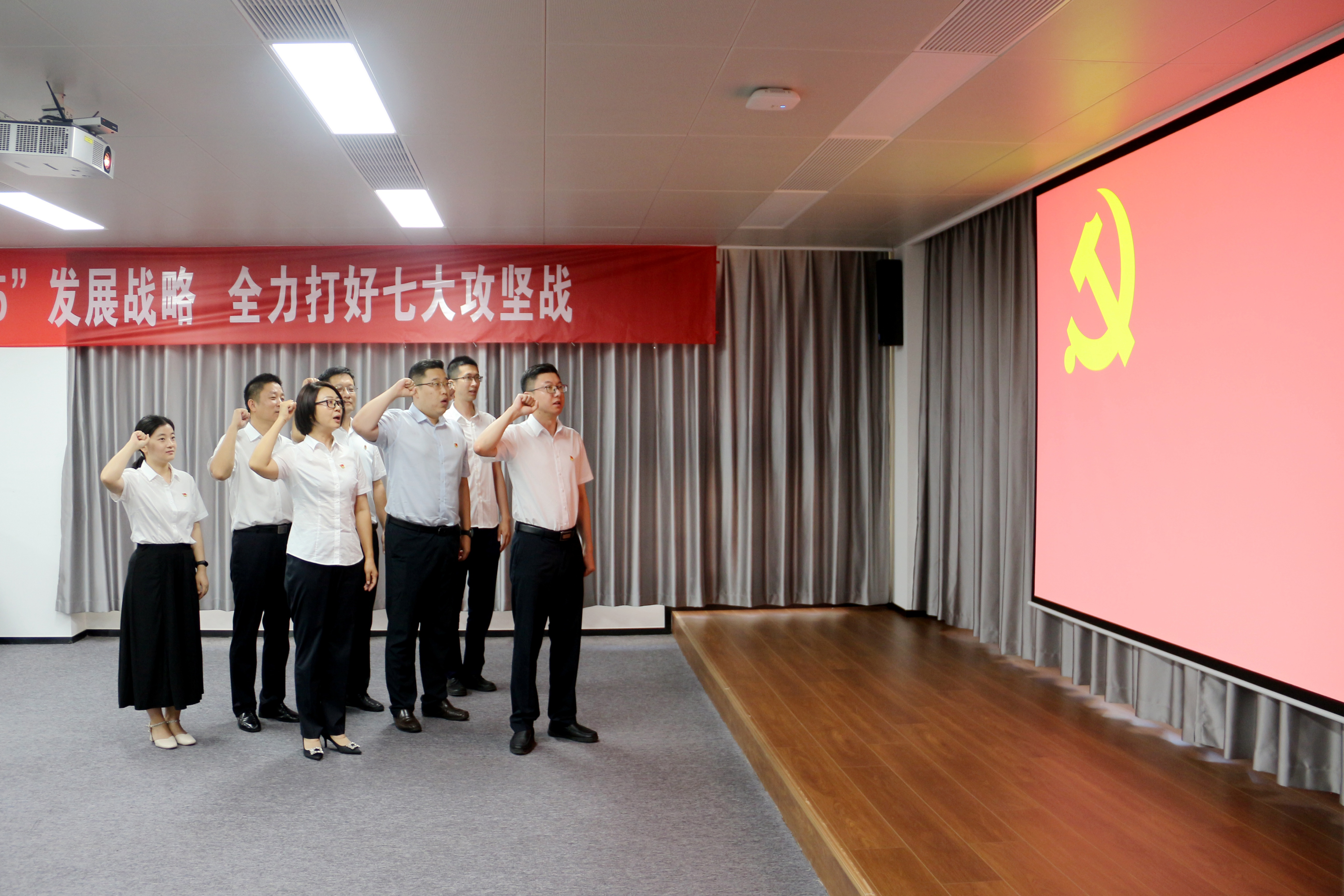 1688113762465927.jpg 【魯控?cái)?shù)字】銘記光輝歷程 弘揚(yáng)建黨精神——魯控?cái)?shù)字黨支部開展慶祝建黨102周年黨建活動(dòng)附件1.jpg