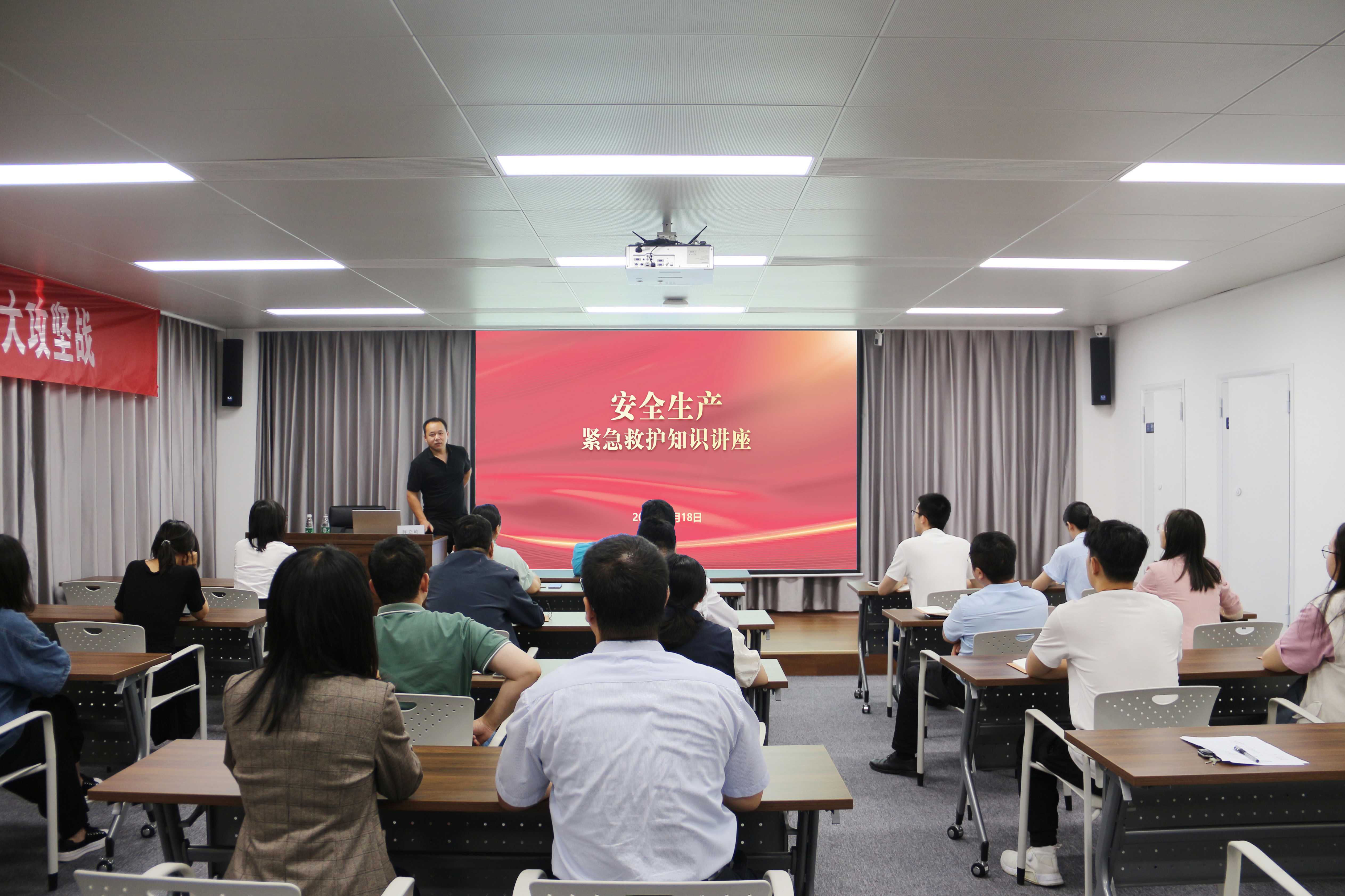 1689902476723650.jpg 附件1:普及急救知識 助力安全生產(chǎn)——魯控數(shù)字開展安全生產(chǎn)緊急救護知識講座.jpg